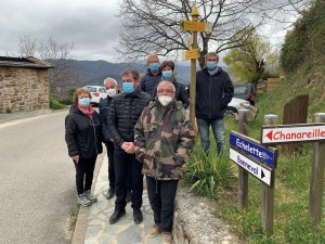 Le Maire Cédric D'IMPERIO et les membres de Drailles et Calades devant la nouvelle  signalétique 1024