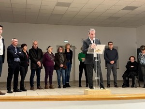 Le Maire et le Conseil Municipal.