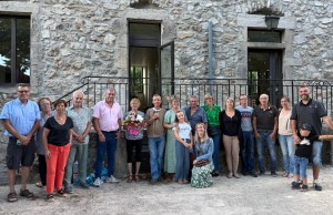 Le conseil municipal et la famille de la secrétaire.